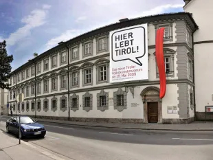 Tiroler Volkskunstmuseum mit roter Zunge an der Fassade