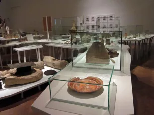 Ausstellungsraum: Glasvitrinen mit römischen Artefakten, Vasen, Teller, Metallgegenstände