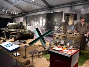 Ausstellungsraum: Panzer, militärische Ausstellungsstücke und Informationsstand