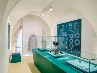 Ausstellungswände mit Bronze- und Eisenzeit-Funden aus Falkenberg und Stettweg/Judenburg