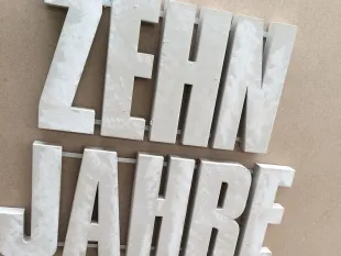 3D-Schrift von "Zehn Jahre", Wörter übereinander