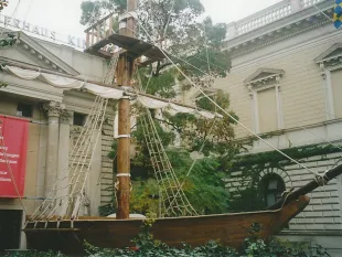 Nachbildung eines Schiffes mit hochgezogenen Segeln, im Außenbereich