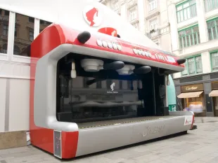 Überdimensionales Modell einer Siebträger Kaffeemaschine