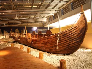 Nachbau eines Wikingerschiffs, in Ausstellungsraum 