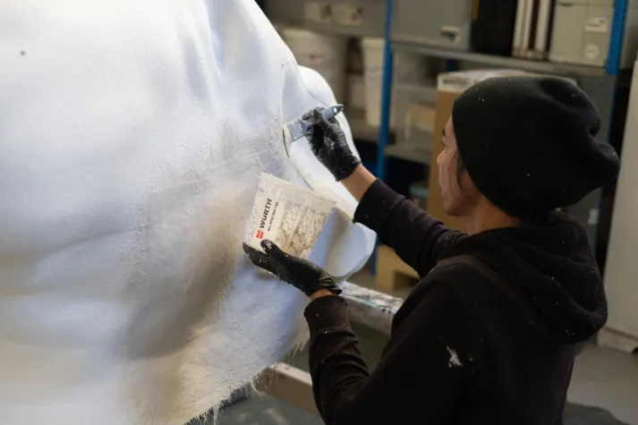 Detailansicht: Styropormodell wird mit einer Beschichtung bestrichen