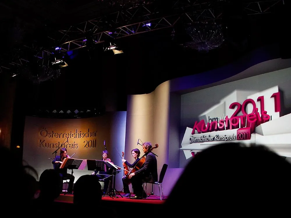 3D Schrift "Österreichischer Kunstpreis 2011"an Bühnenrückwand, Streichquartett auf Bühne 