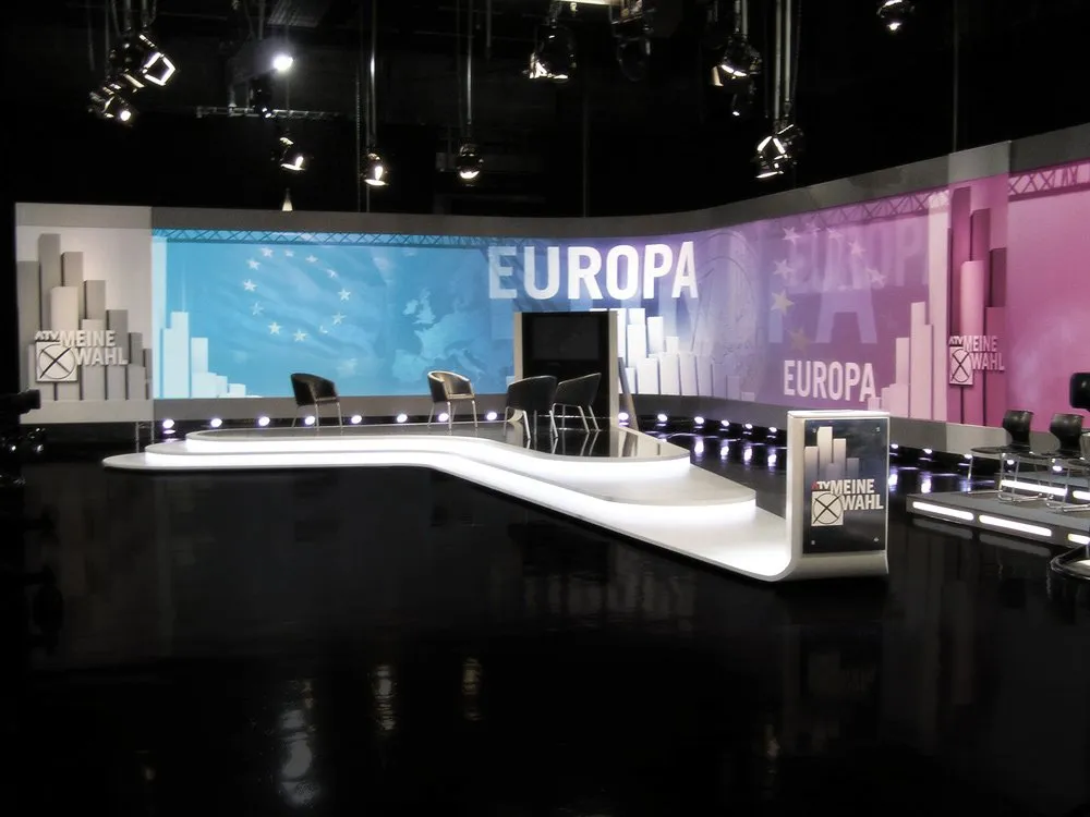 Studio mit A-förmiger Plattform und Projektionsfläche