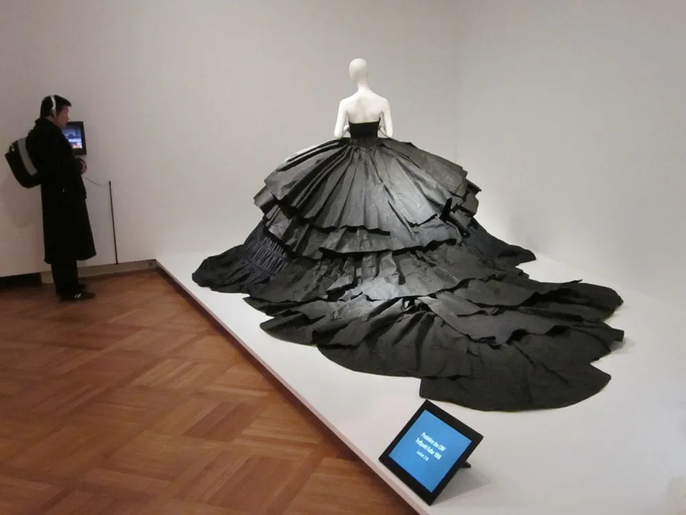 Schaufensterpuppe trägt schwarzes voluminöses Kleid mit langer Schleppe