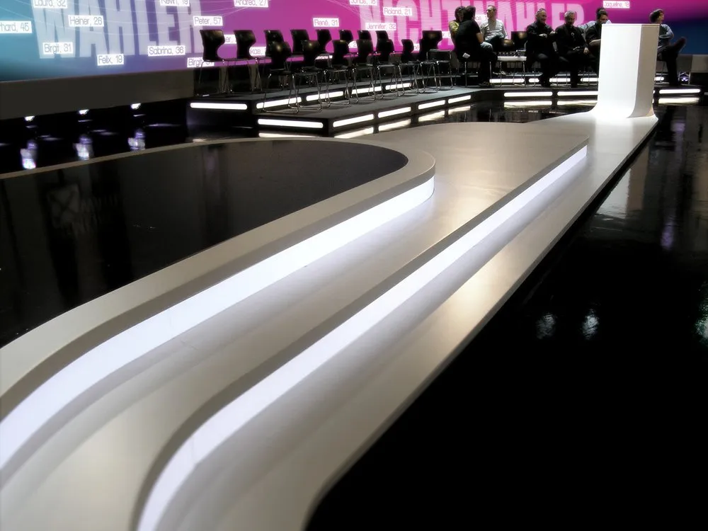 Detailansicht: Beleuchtete Stufen der Plattform