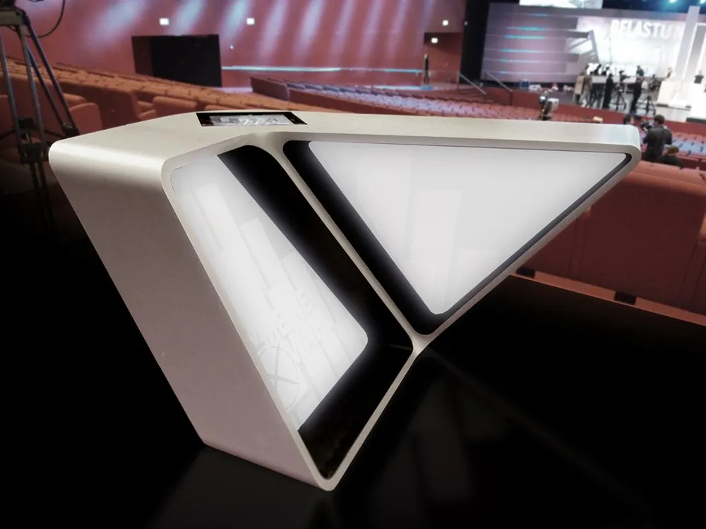 Modernes Pult mit beleuchteten Flächen auf einer Bühne