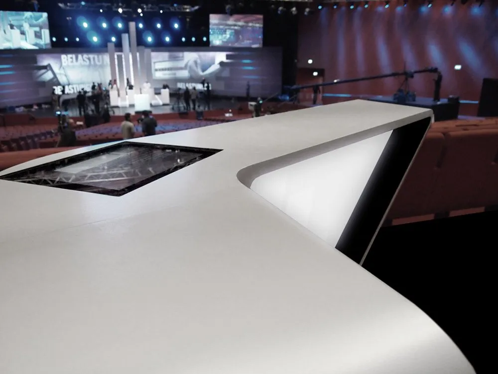 Detailansicht: Oberseite des modernen Pults mit integriertem Bildschirm