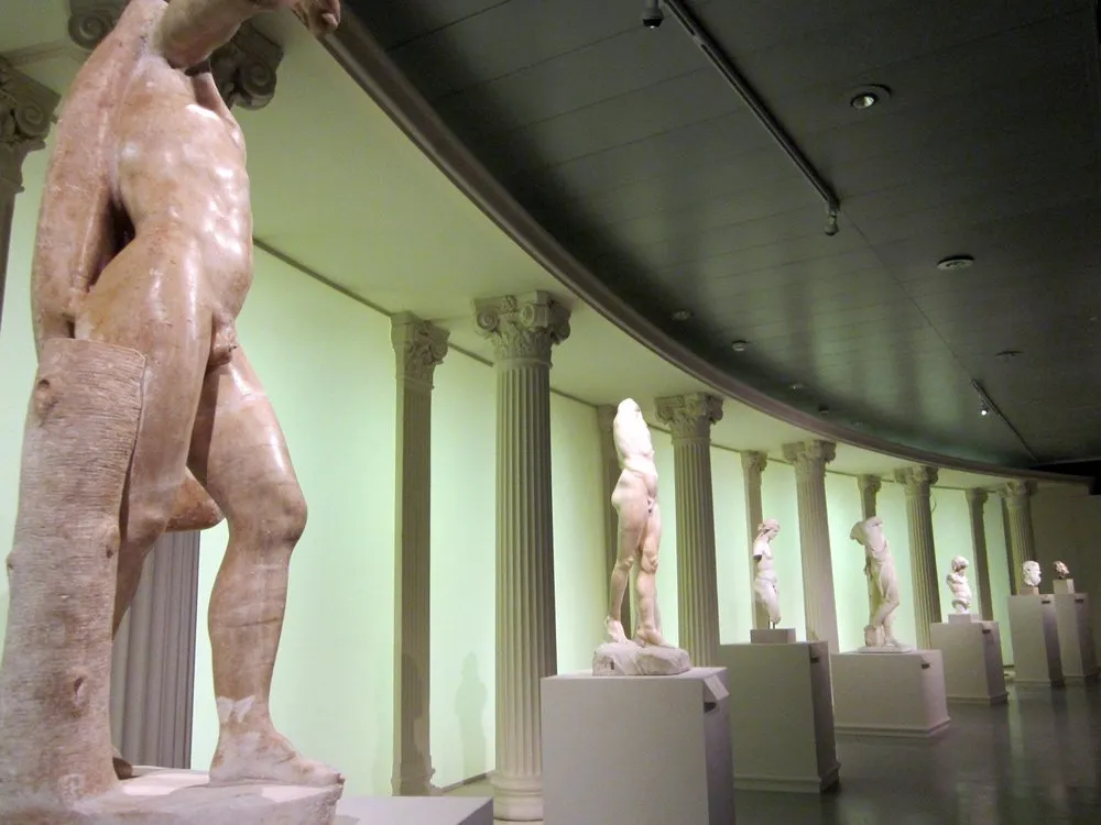 Ausstellungsraum: Reihe von antiken Skulpturen auf Sockeln