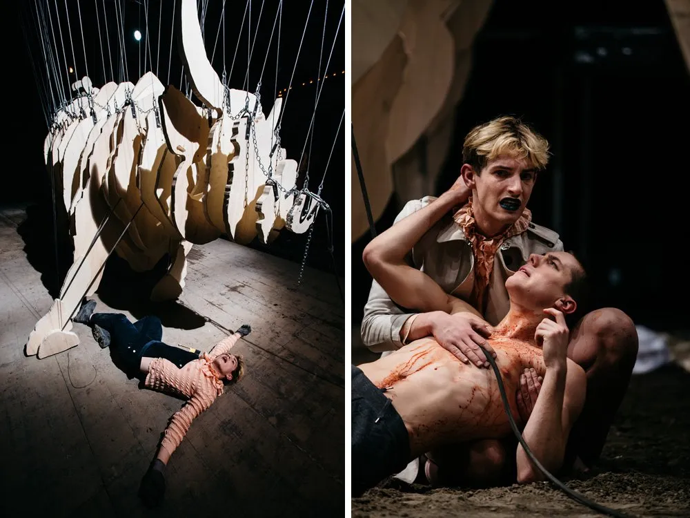 Zweiteiliges Bild: Links: Mann liegt scheinbar leblos unter segmentierter Bullenskulptur; Rechts: Mann mit verzweifeltem Blick hält blutverschmierten Mann im Arm