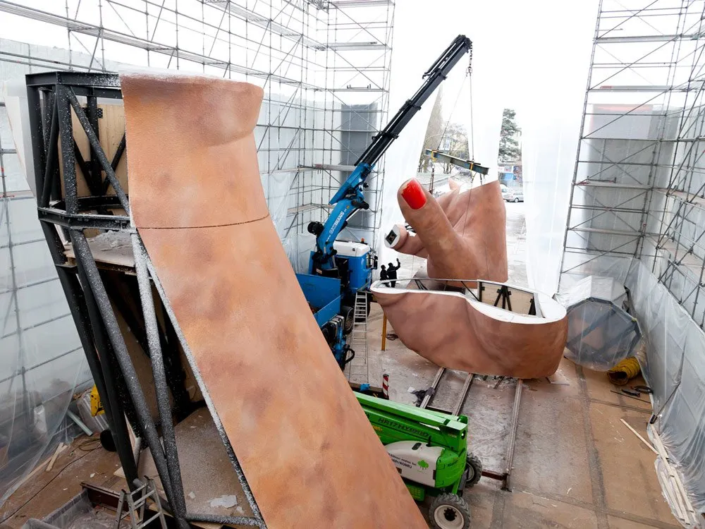 Aufbau der Handteile, umgeben von Gerüsten, Kran und Hebebühne, Arbeiter bei der Arbeit