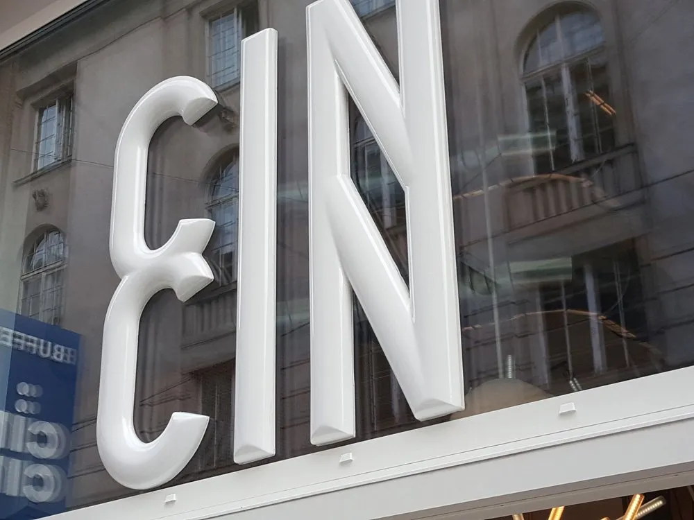 Detailansicht: 3D-Schrift "Cin Cin" Wörter untereinander
