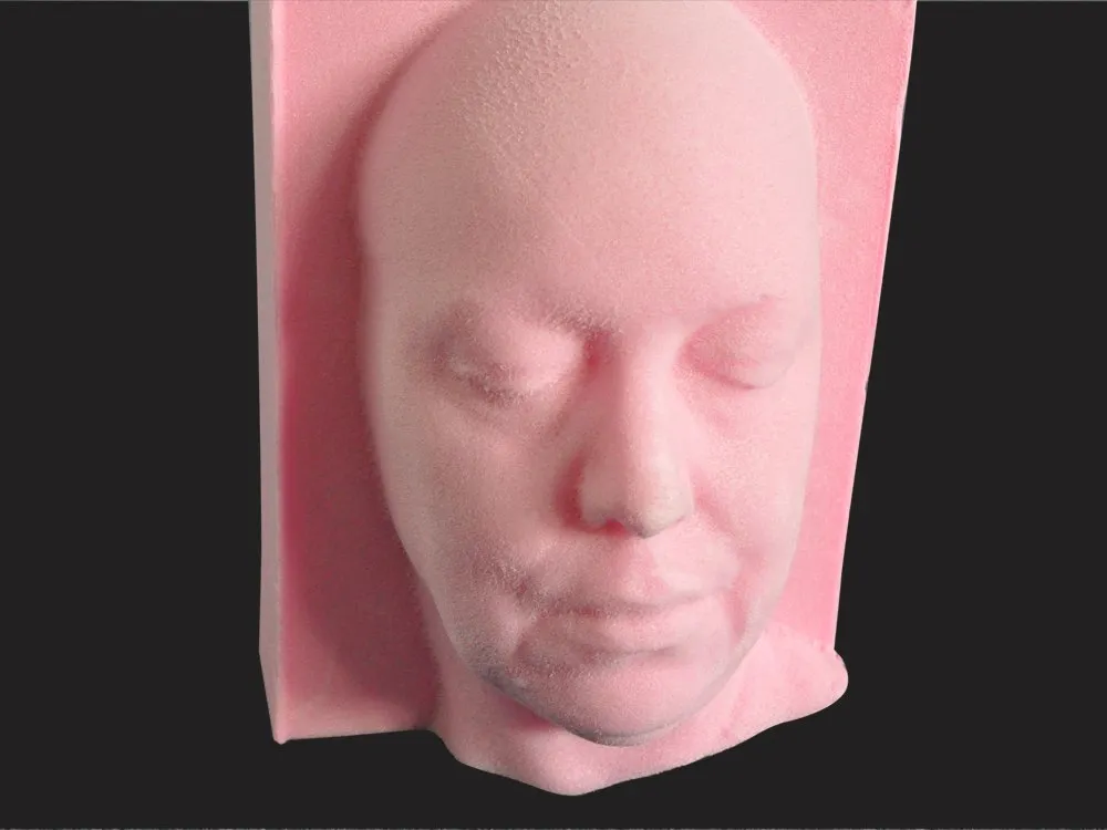 Gefräster Kopf aus rosa Schaumstoff