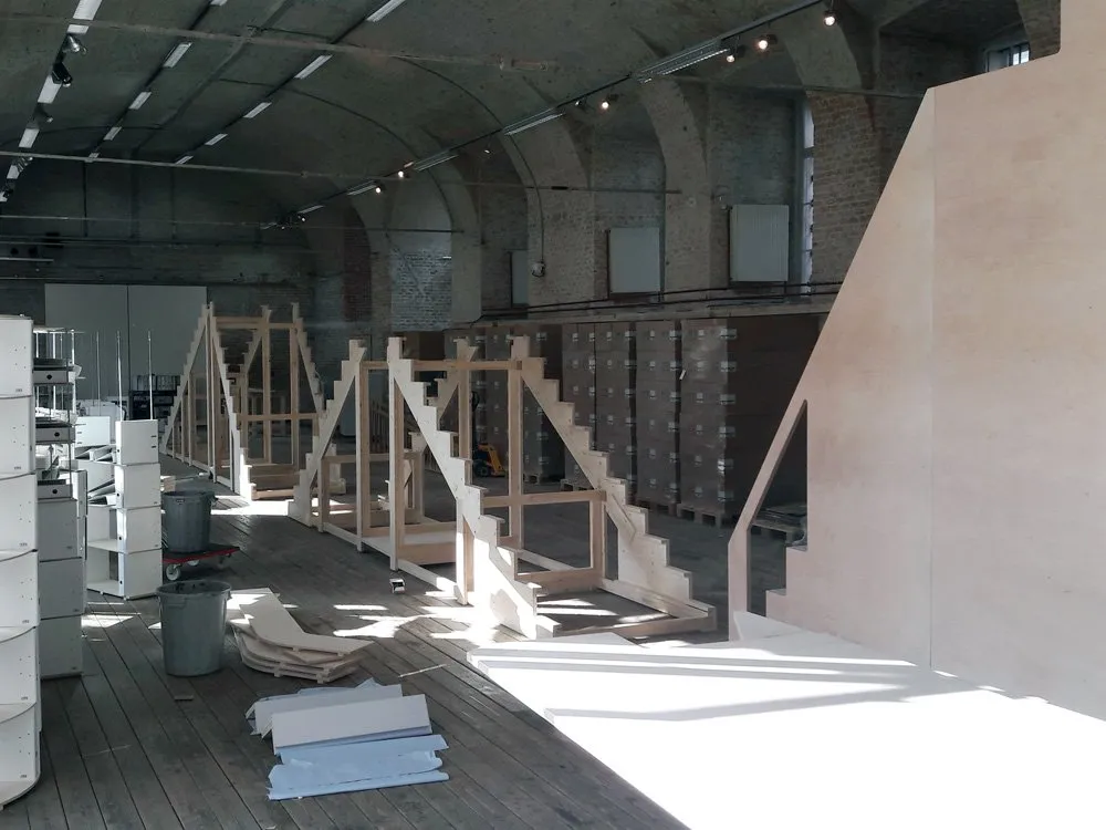 Holztreppen werden in Ausstellungsraum aufgebaut