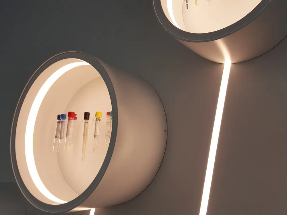 Detailansicht: Runde, weiße, beleuchtete Vitrinen mit medizinischen Proben