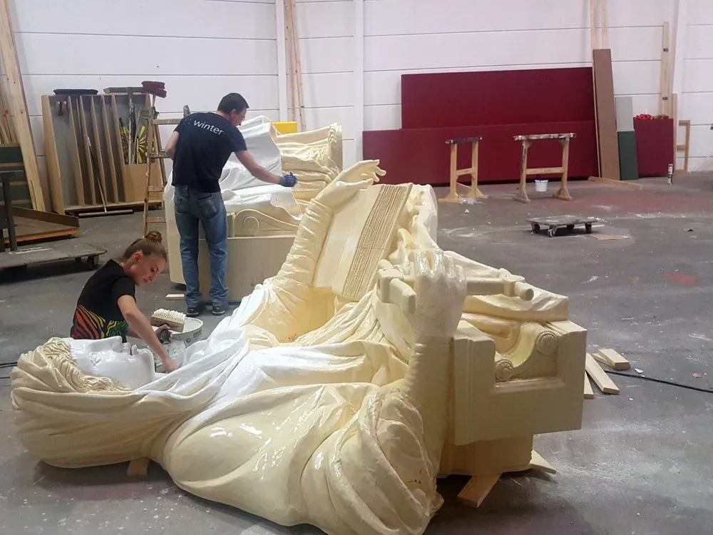 Nachbildung der Justitia-Statue in der Werkstatt, Zwei Personen arbeiten daran
