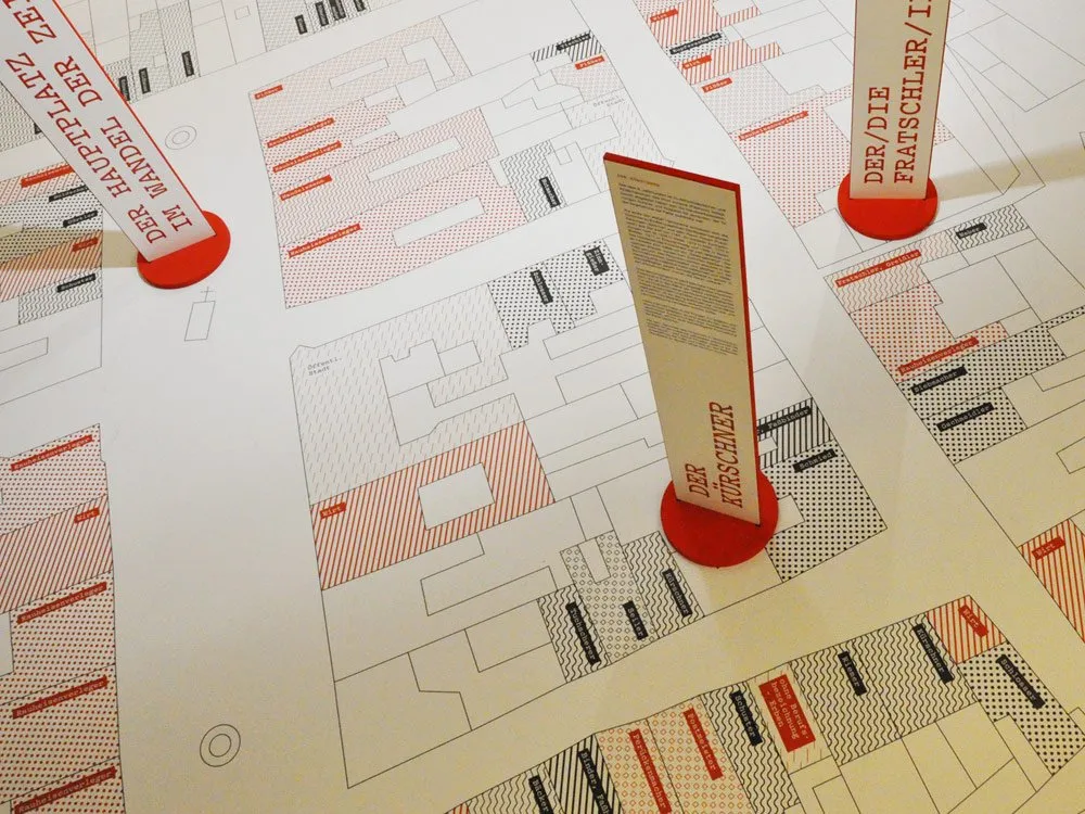 Detailansicht: Karte mit roten und schwarzen Mustern zeigt Leobens Geschichte