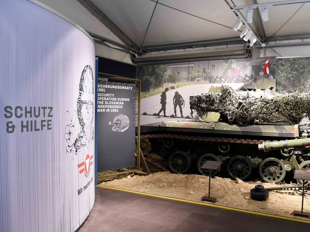 Ausstellungsraum: Panzer mit Tarnnetz