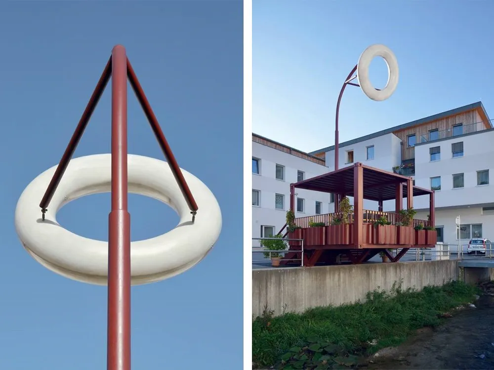 Zwei Ansichten einer modernen Struktur mit einem weißen Ring an einem roten Gestänge, links bei Tageslicht unter blauem Himmel, rechts vor einem Gebäude mit Pflanzen und Fluss am Tag