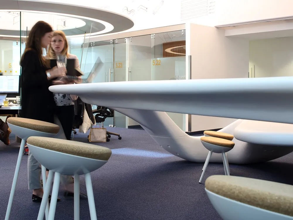 Seitenansicht auf Thenke mit Hockern, zwei Personen daneben