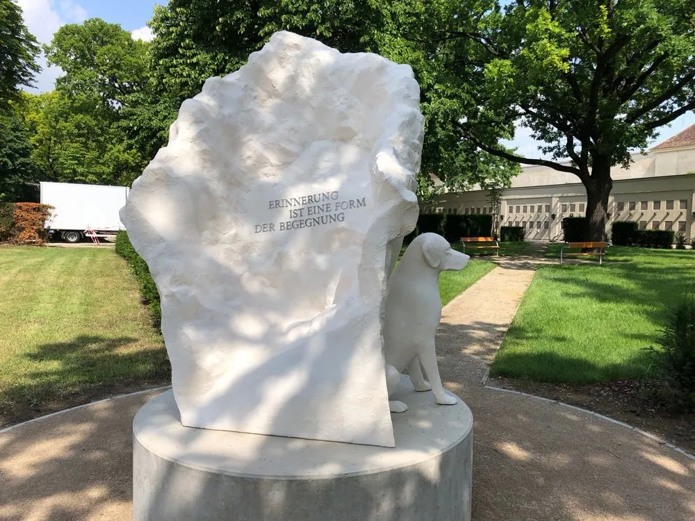 Hinteransicht der Skulptur mit Aufschrift "Erinnerung ist eine Form der Begegnung"