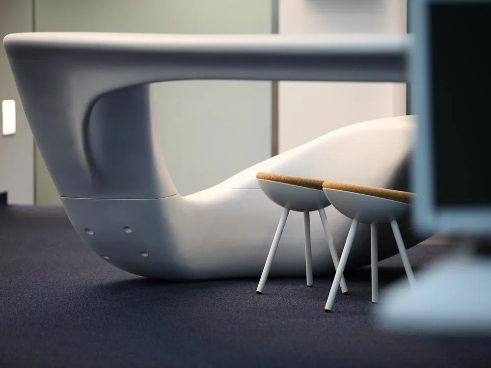 Nahaufnahme der geschwungenen Theke, zwei Hocker daneben