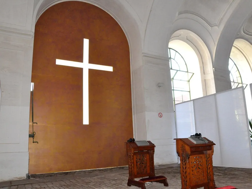 Große Kreuzwand und zwei hölzernen Kanzeln, umgeben von hohen Bögen und Fenstern