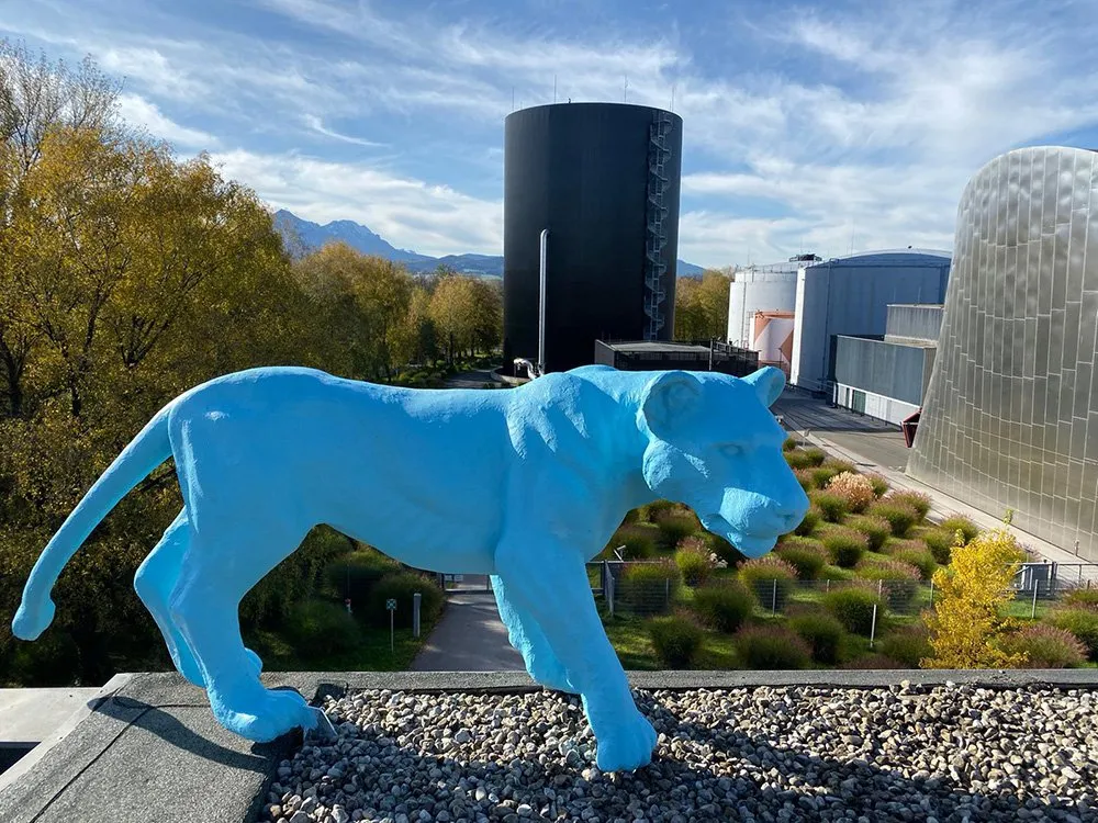 Blaue Löwenskulptur auf Dach