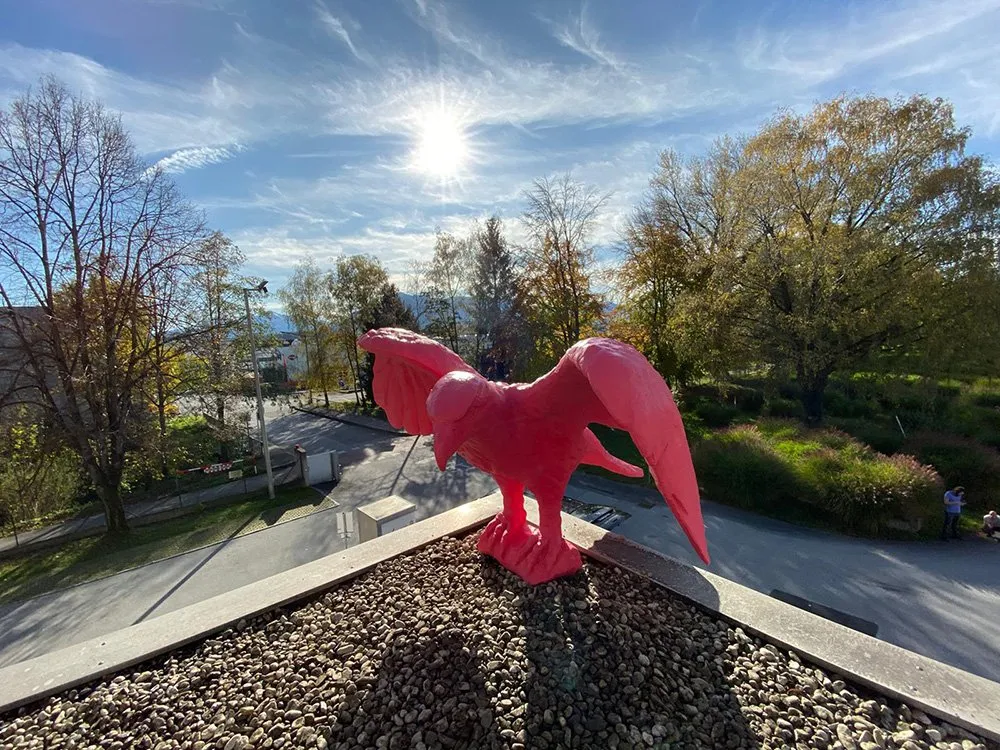 Pinke Adlerfigur auf Dach