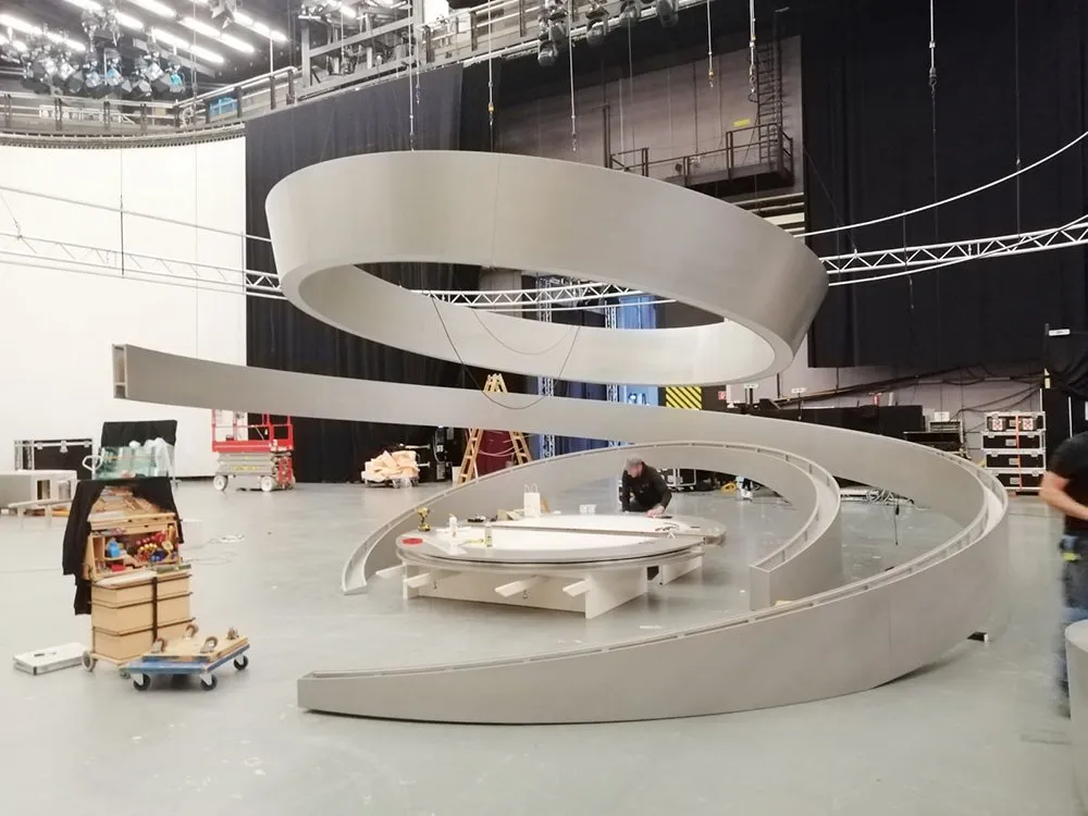 Arbeiter montieren eine spiralförmige Bühne mit kreisrunder Plattform