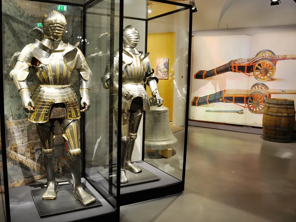 Ausstellungsraum: Zwei Glasvitrinen mit Ritterrüstungen