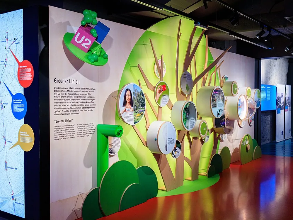 Linke seitliche Perspektive auf baumförmigem Display mit Runden Vitrinen