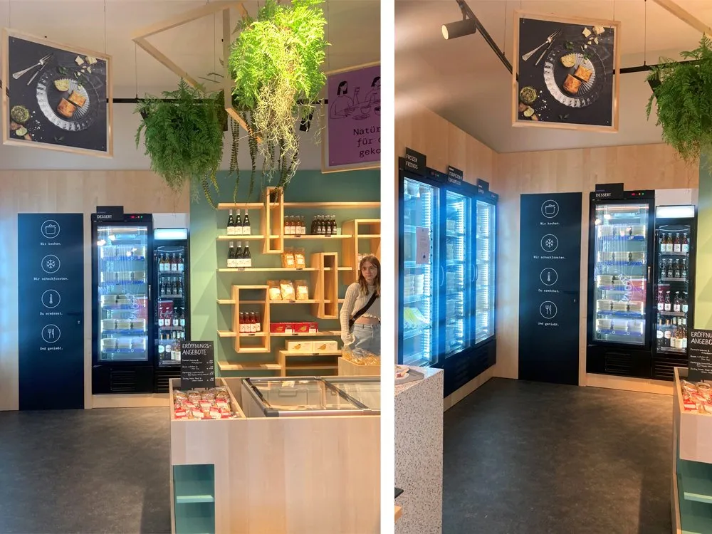 Zweiteiliges Bild: Links eine Frau vor einer Holztheke mit gefrorenen Lebensmitteln, umgeben von Kühlregalen und hängenden Pflanzen; rechts eine ähnliche Szene mit Holztheke und Kühlregalen.