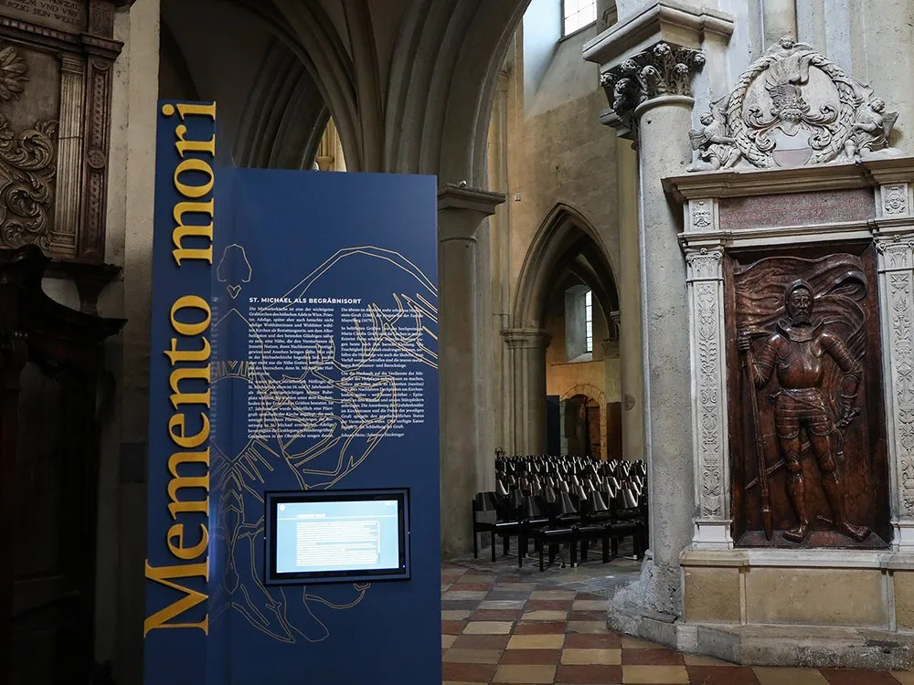 Ausstellungstafel "Memento Mori" mit St. Michael und Texten
