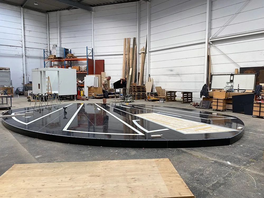 Fast fertige Studio-Plattform in der Werkstatt, schwarz mit weißen Linien