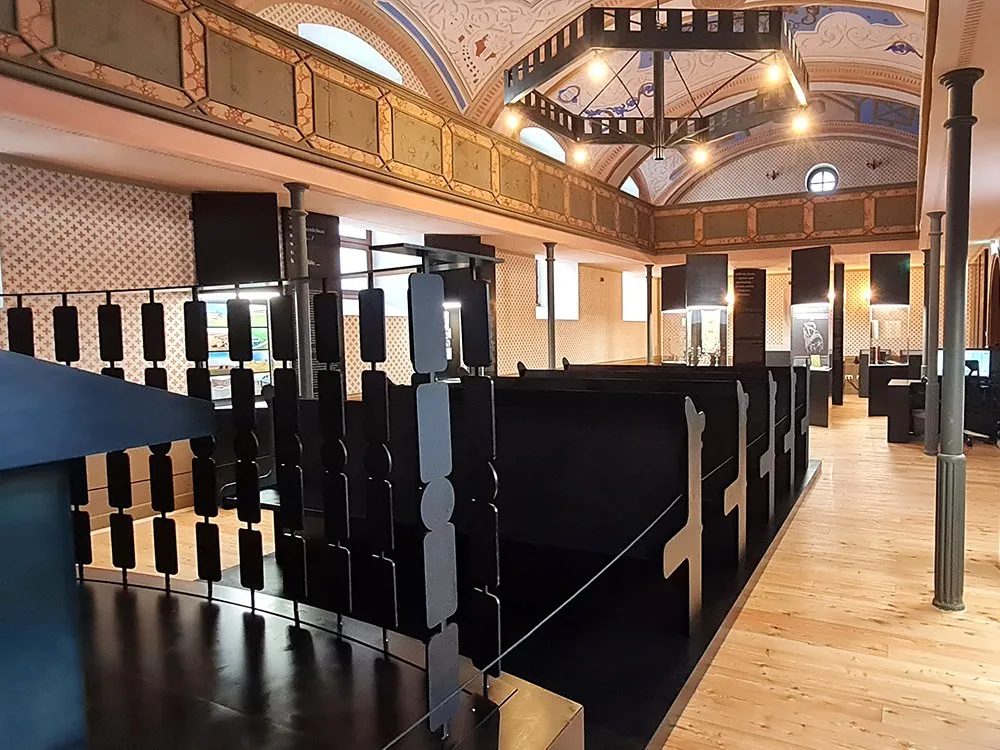 Blick vom schwarzem Altar auf die schwarzen Bänke