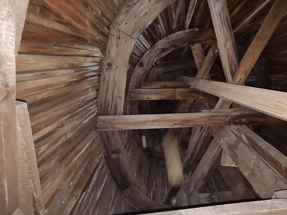 Innenansicht der hölzernen Konstruktion des Praterwals „Poldi“, mit sichtbaren Holzbalken und -planken