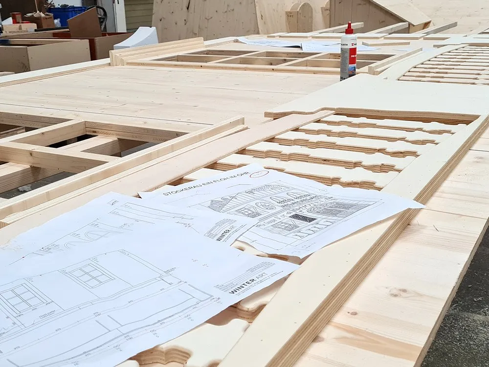 Werkstatt: Bühnenkulissen-Bau mit Holzstruktur, auf der sich Baupläne befinden