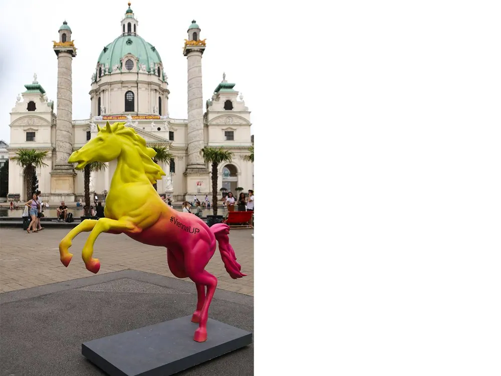 Pferdeskulptur vor der Karlskirche