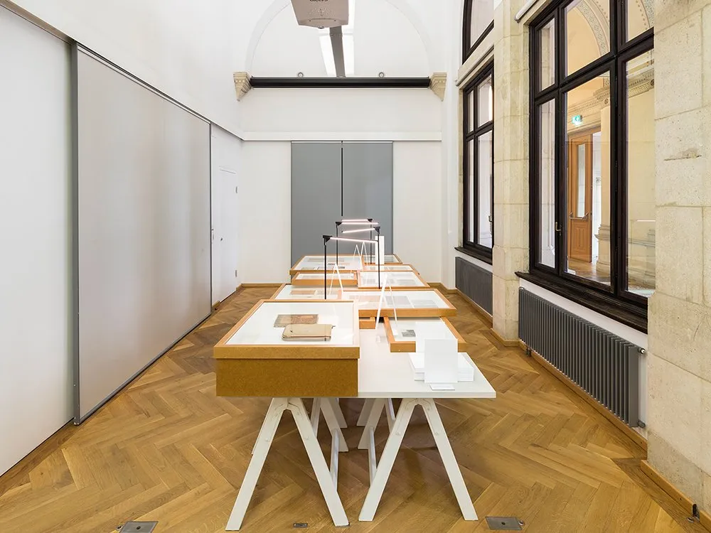 Weitwinkel Ansicht des Ausstellungsraums