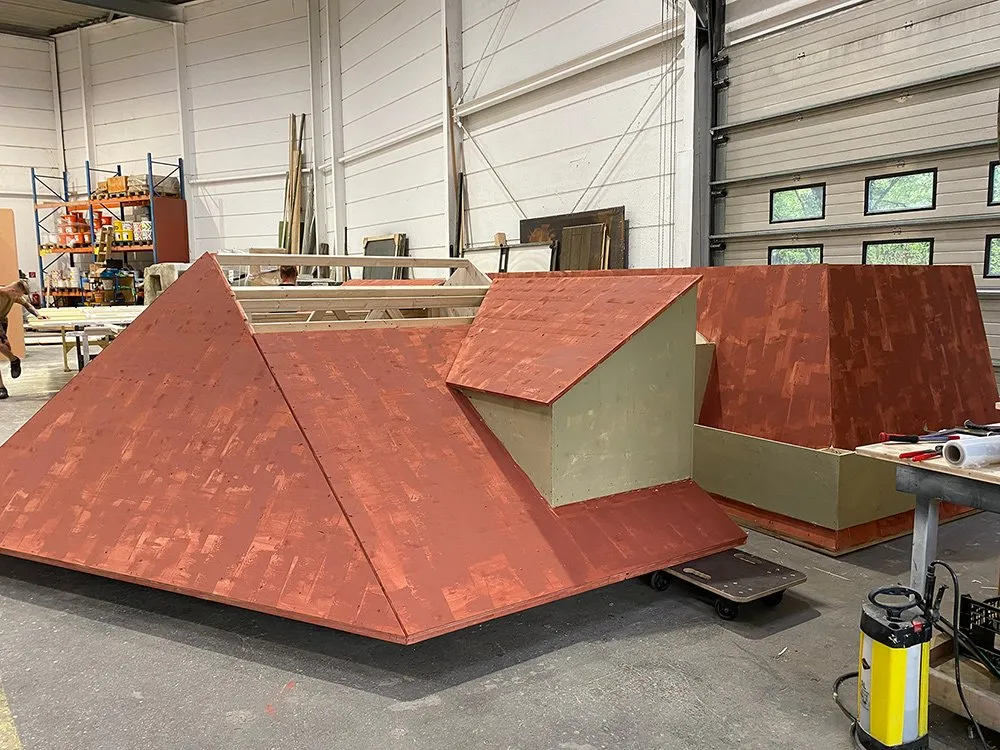 Werkstatt: Bühnenkulissen-Dach im Bau 