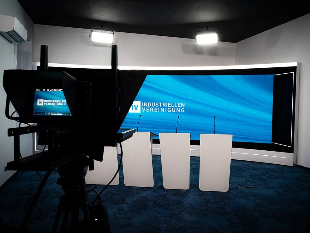 Frontalansicht des Studios mit laufender Kamera im Vordergrund