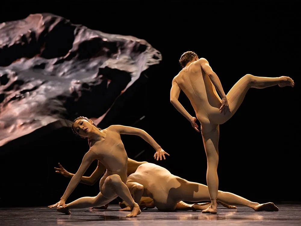 Szene mit drei Tänzern in verschiedenen Posen