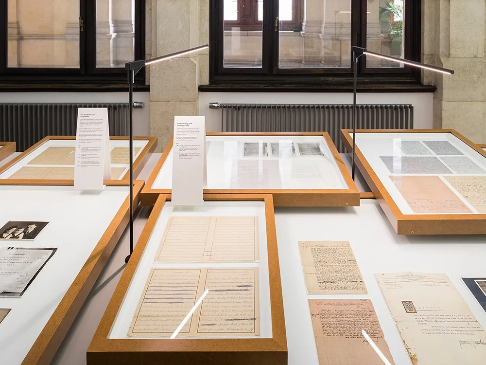 Detailsansicht: Vitrinen mit historischen Dokumenten