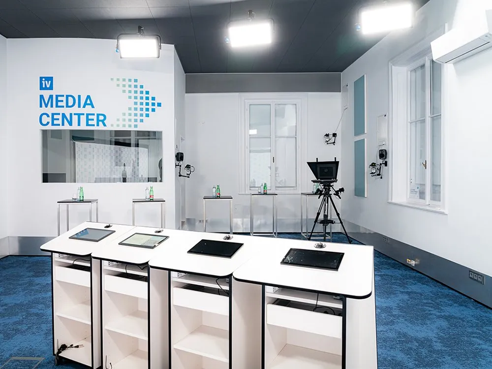 Ansicht auf die 4 Pulte des Medien Centers