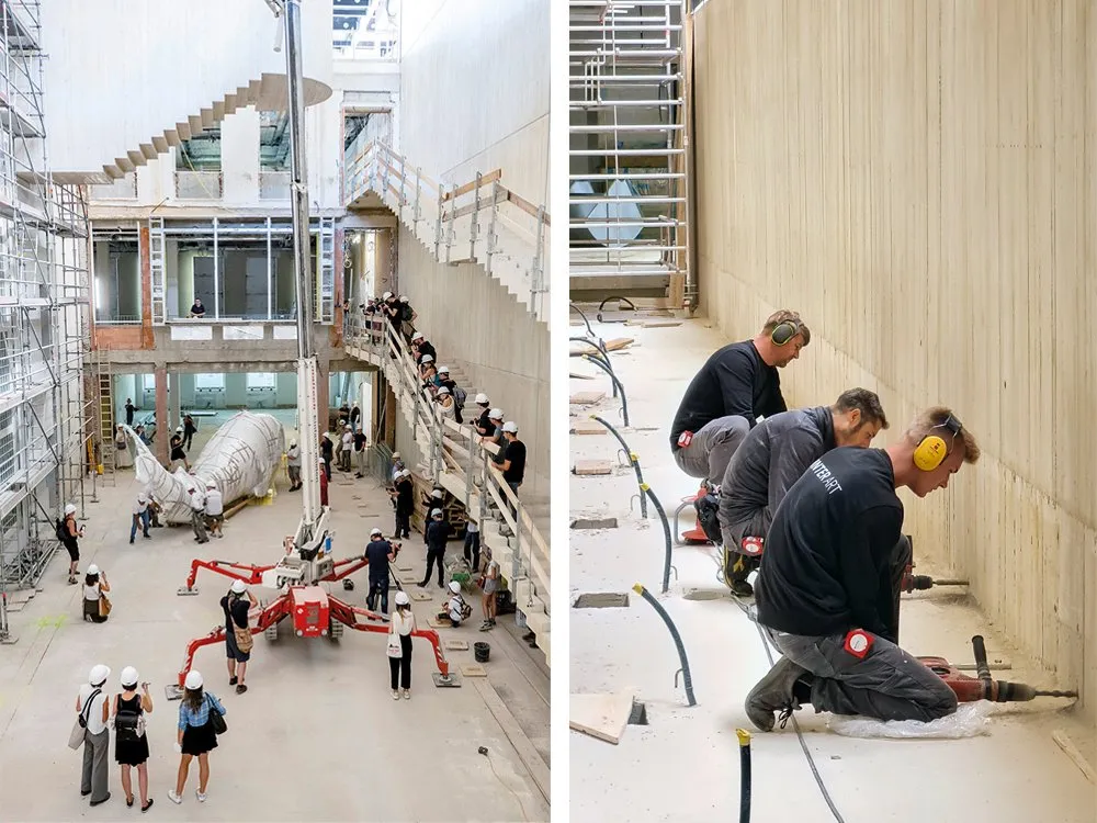 Zweiteiligs Bild: Links: Der eingewickelte Praterwal „Poldi“ wird mit einem Kran im Wiener Museumsbau gehoben, umgeben von Arbeitern und Besuchern auf Gerüst. Rechts: Arbeiter bohren in eine Wand, um die Hängung vorzubereiten.
