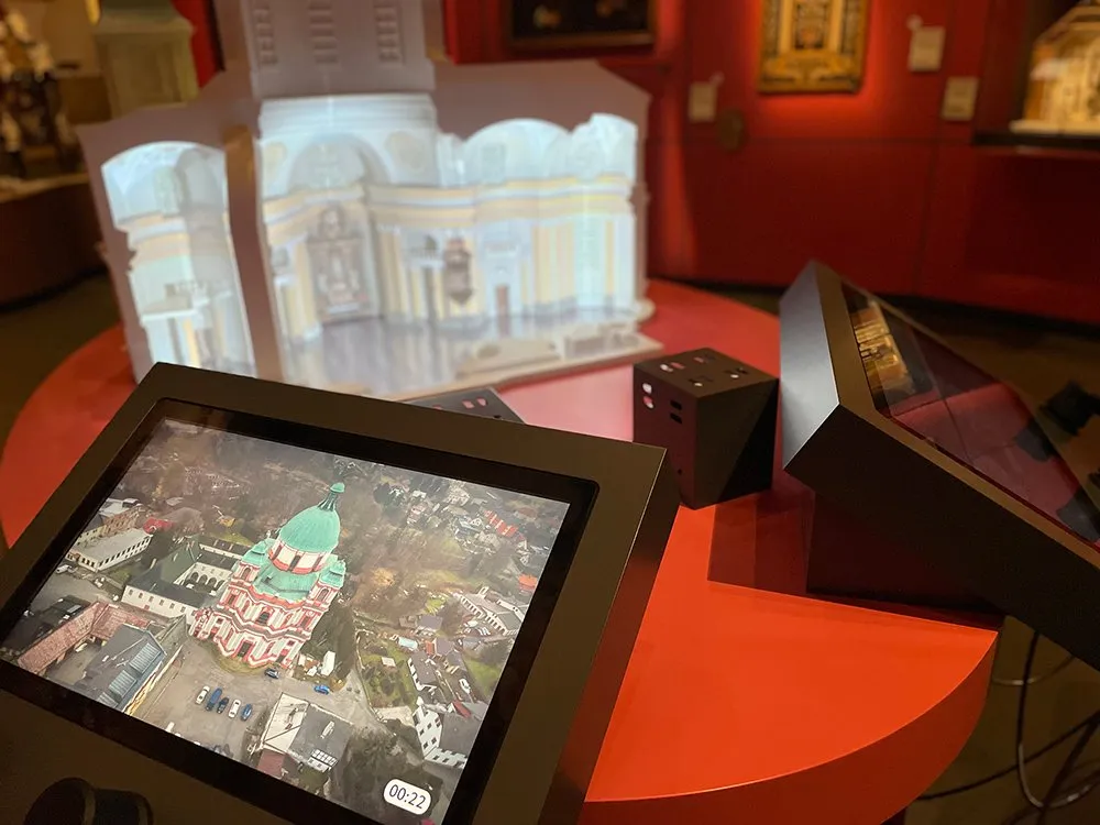 Detailansicht: Pult mit Kirchenmodell und Touchscreens. 